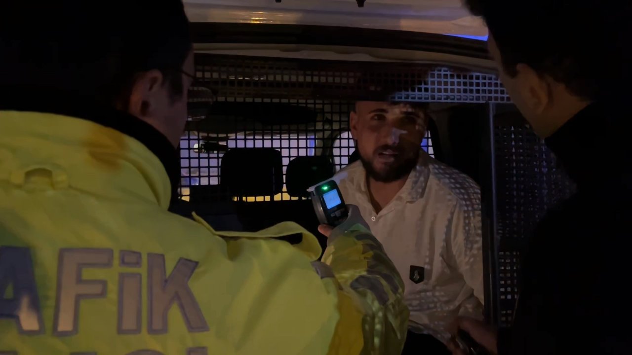 Bursa'da alkollü sürücü polisten kaçarken direğe çarptı! Arabayı babamdan habersiz aldım