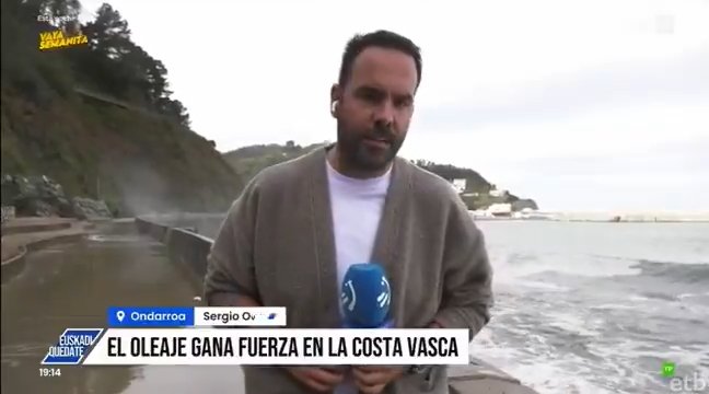 Canlı yayında korkunç dakikalar! Dev dalga muhabir ve kameramanı böyle yuttu