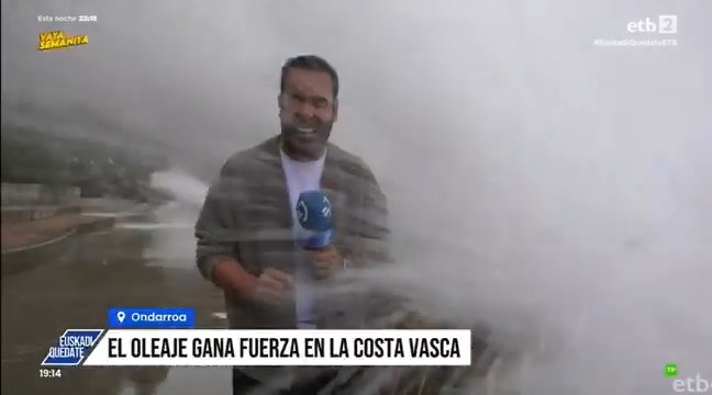 Canlı yayında korkunç dakikalar! Dev dalga muhabir ve kameramanı böyle yuttu