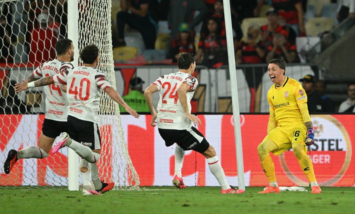 Uruguaylı futbolcu, son kurtarışının ardından kale önünde dans ederek büyük sevinç yaşadı.
