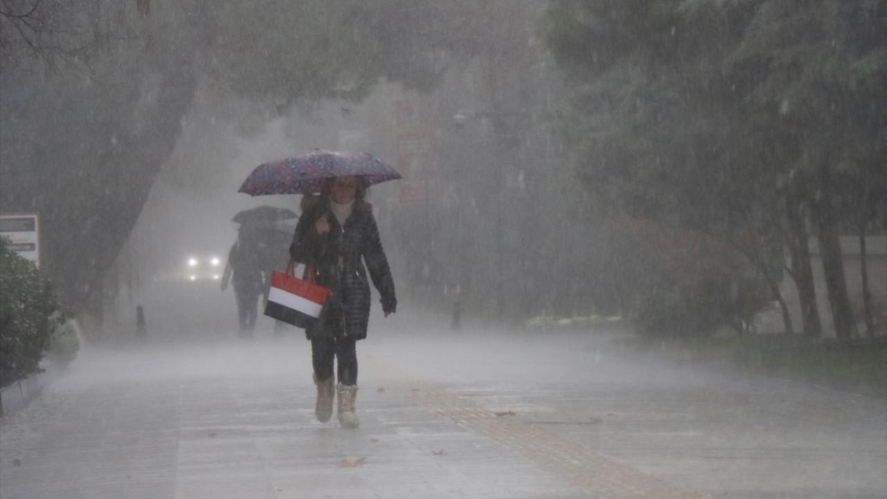 İstanbul için saat belli oldu, Trakya'dan gelecek! Hafta sonu hava nasıl olacak?