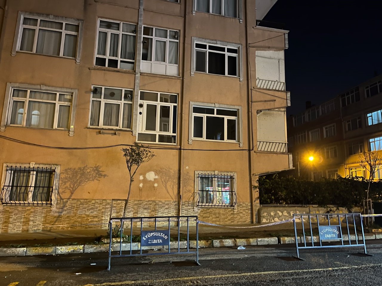 İstanbul ve Mersin'de aynı korku! Çatlayan binalar apar topar boşaltıldı