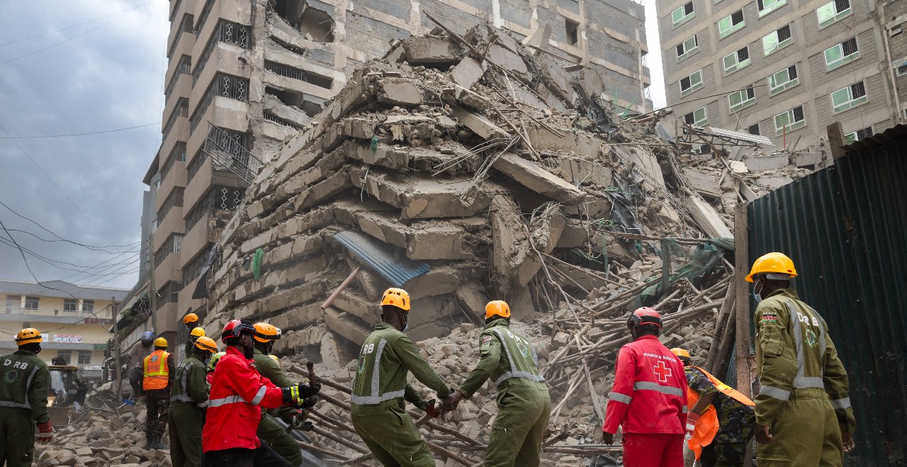 Kenya'da 18 katlı bina yerle bir oldu! Facia anbean kamerada