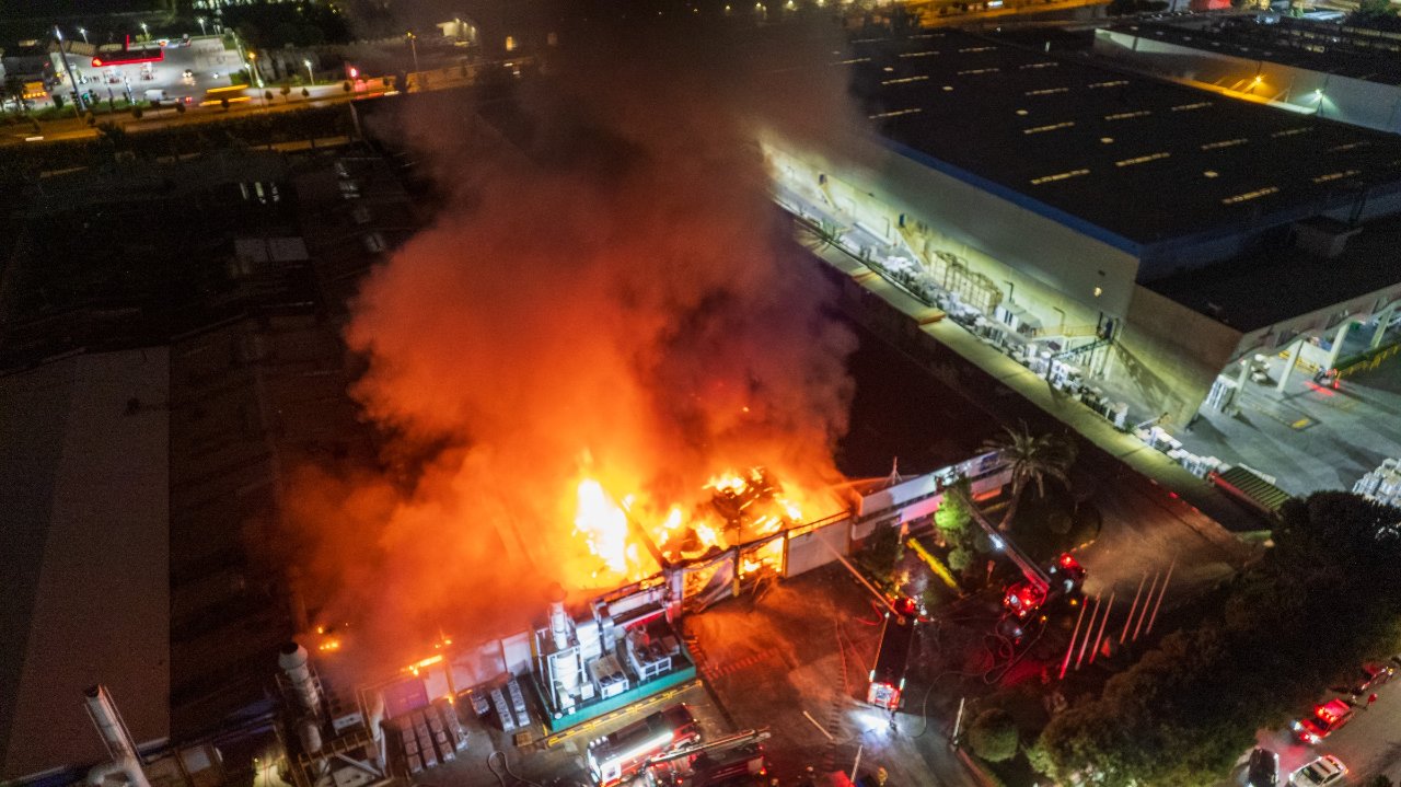 Manisa'da İnci Akü fabrikasında yangın! İşçiler tahliye edildi