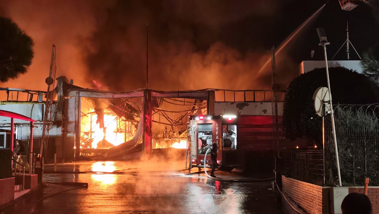 Manisa'da İnci Akü fabrikasında yangın! İşçiler tahliye edildi