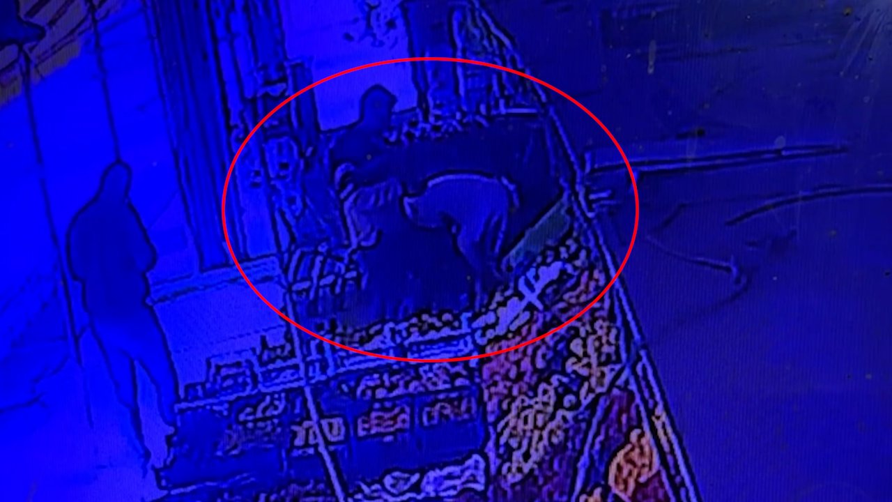 Market kirlenmesin diye çorapla alışveriş yaptılar! O anlar kamerada