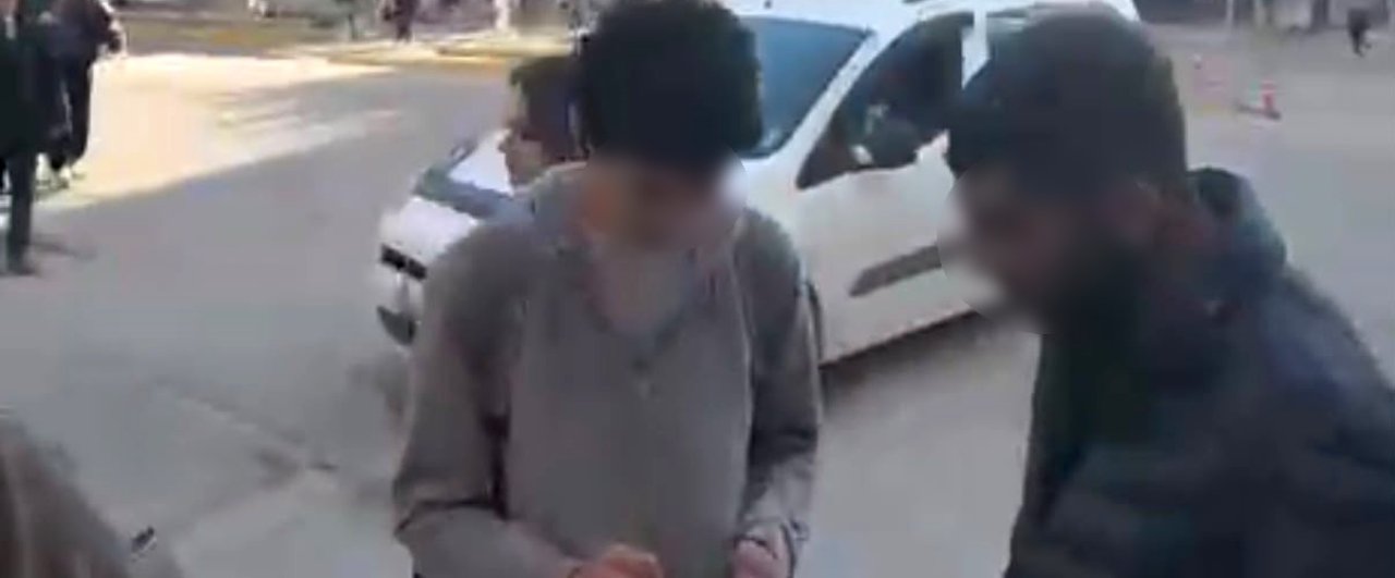 Öğrenciden zorla tespih parası isteyen şahsı duyarlı vatandaş engelledi! O anlar kamerada