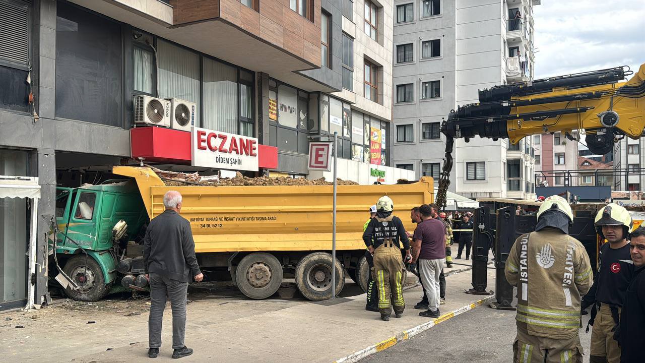 Pendik'te kamyon eczaneye çarptı: 7 yaralı