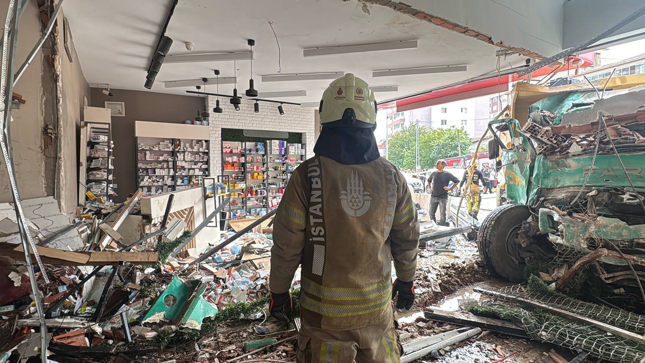 Pendik'te kamyon eczaneye çarptı: 7 yaralı