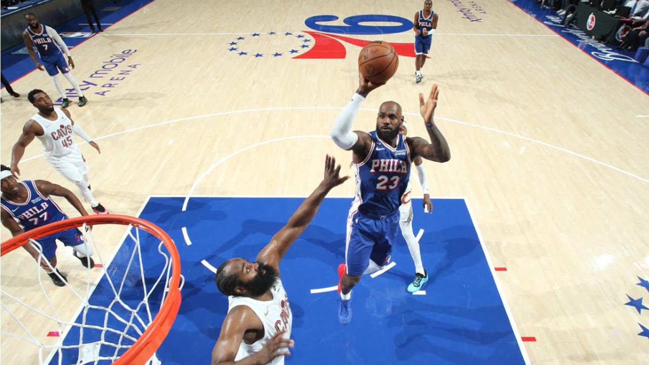 Philadelphia'dan müthiş geri dönüş: LeBron'dan ilk