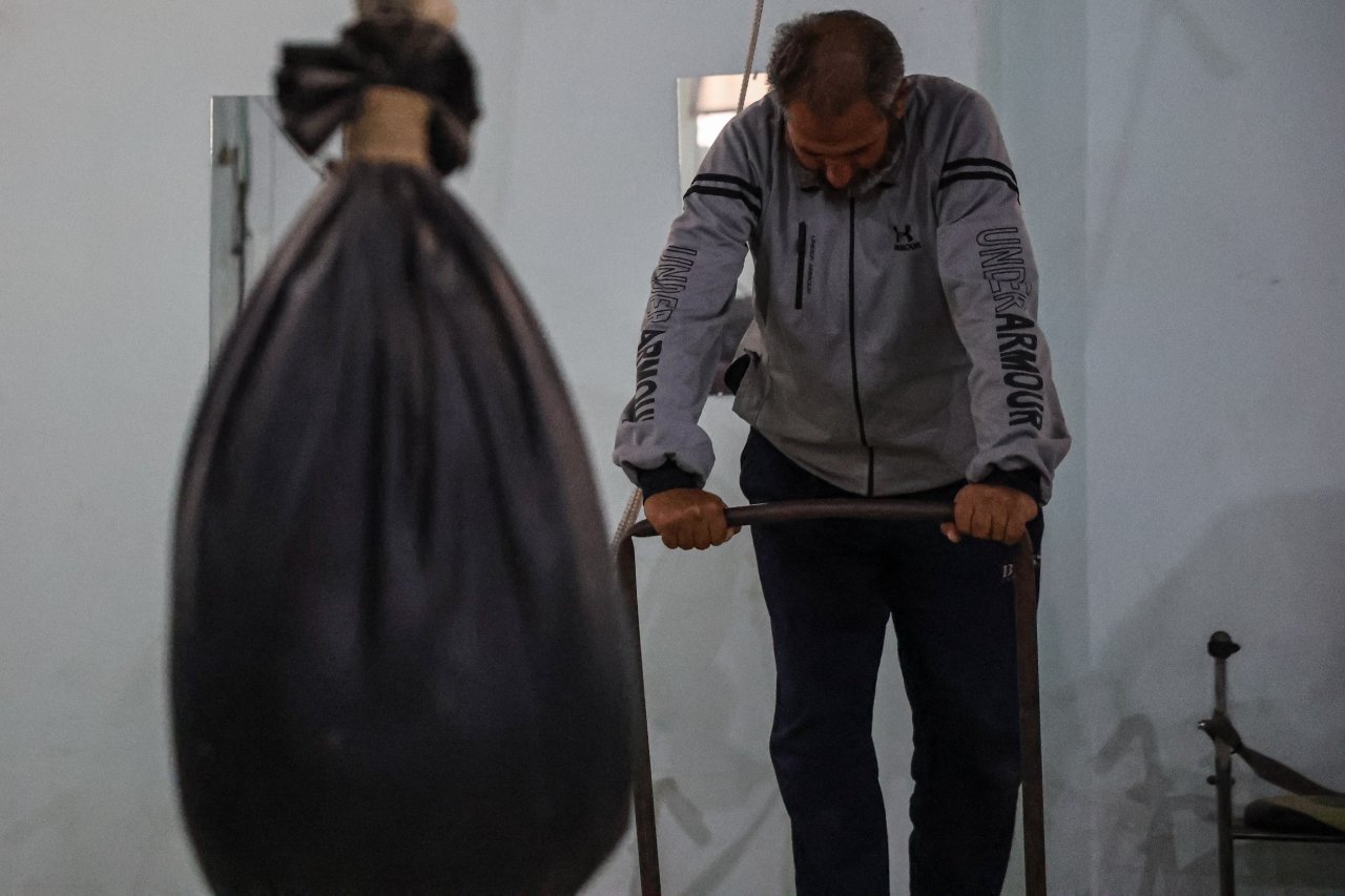 Savaşın yaralarını sporla sarıyor! Suriye'ye dönen boks şampiyonundan ilginç salon