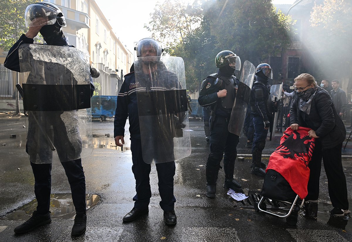 Arnavutluk’ta ortalık savaş alanına döndü! Sokaklar yangın yeri, sert müdahale var