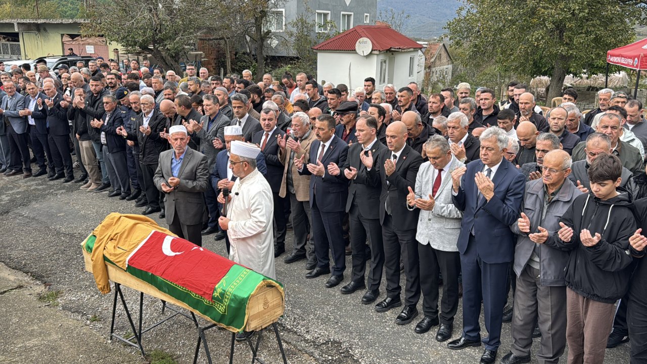 Grizu patlaması sonucu yaşamını yitiren Cengizhan Bükrübaş'ın cenazesi, daha sonra Merkez Camisi'nde kılınan namazın ardından köy mezarlığına defnedildi.