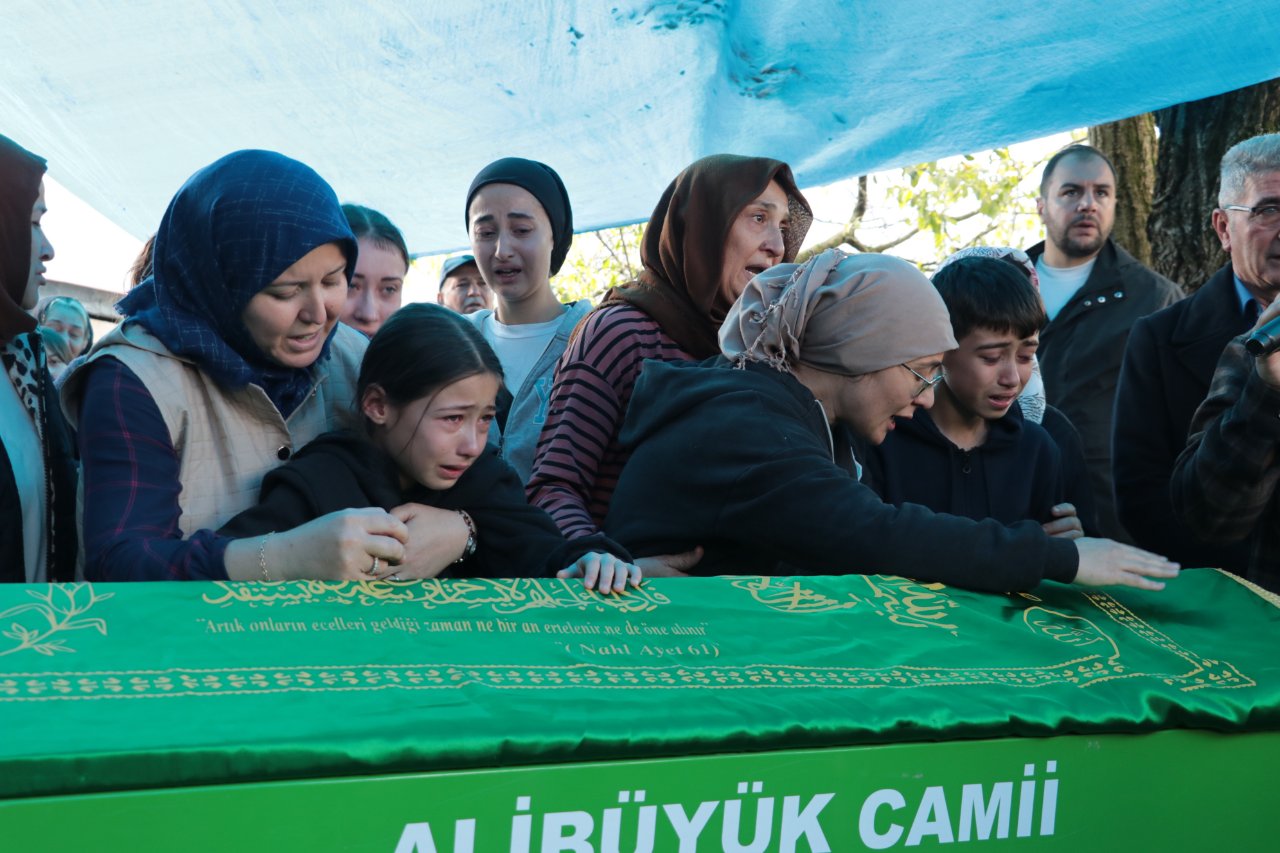 Madenci Recep Çolakoğlu'nun cenazesi, Osmanlı köyü Alibüyük Mahallesinde kılınan namazın ardından köy mezarlığına defnedildi. Madencinin eşi Canan ile çocukları Yağmur (17), Rüzgar Mert (12) ve Elif Çolakoğlu (10) törende üzüntü yaşadı.