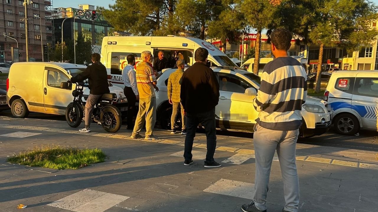 Diyarbakır'da trafik kazası sonrası ortalık karıştı! Caddeyi boks ringine çevirdiler