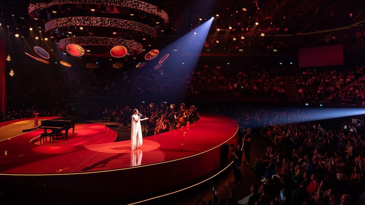 Ebru Yaşar’dan 360 derece sahne performansı! Unutulmaz bir gece yaşattı