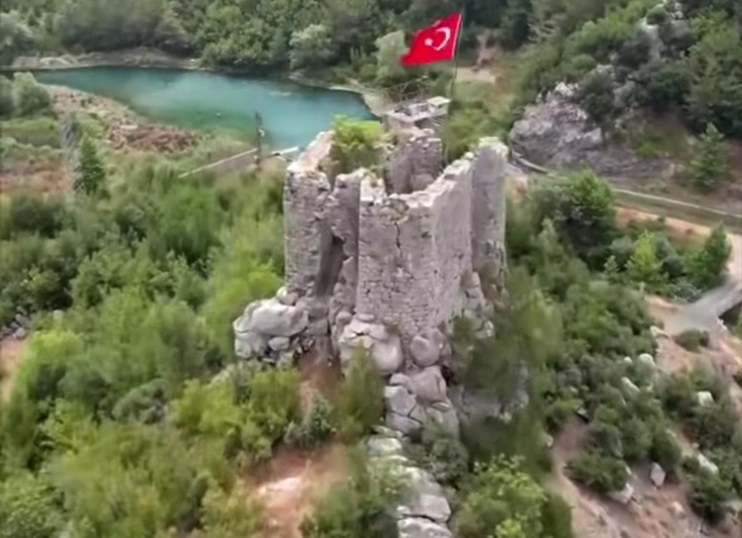 Kayalıkların zirvesinde 16 asırlık tarih! Haştırın Kalesi zamana meydan okuyor