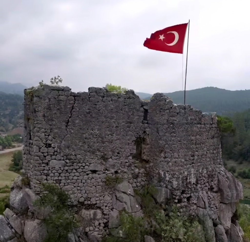 Kayalıkların zirvesinde 16 asırlık tarih! Haştırın Kalesi zamana meydan okuyor