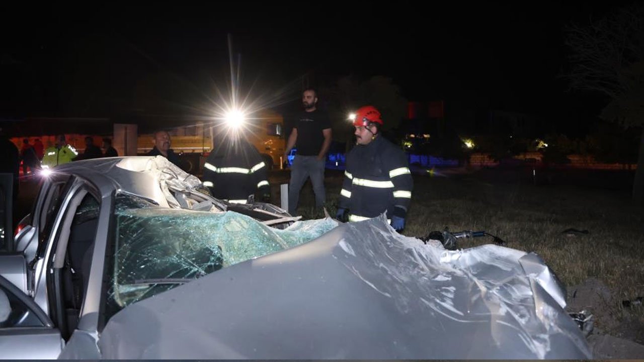 Nevşehir’de feci kaza! Tırın altına giren otomobil mezarları oldu