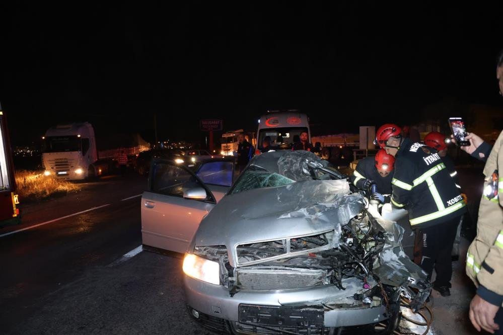 Nevşehir’de feci kaza! Tırın altına giren otomobil mezarları oldu
