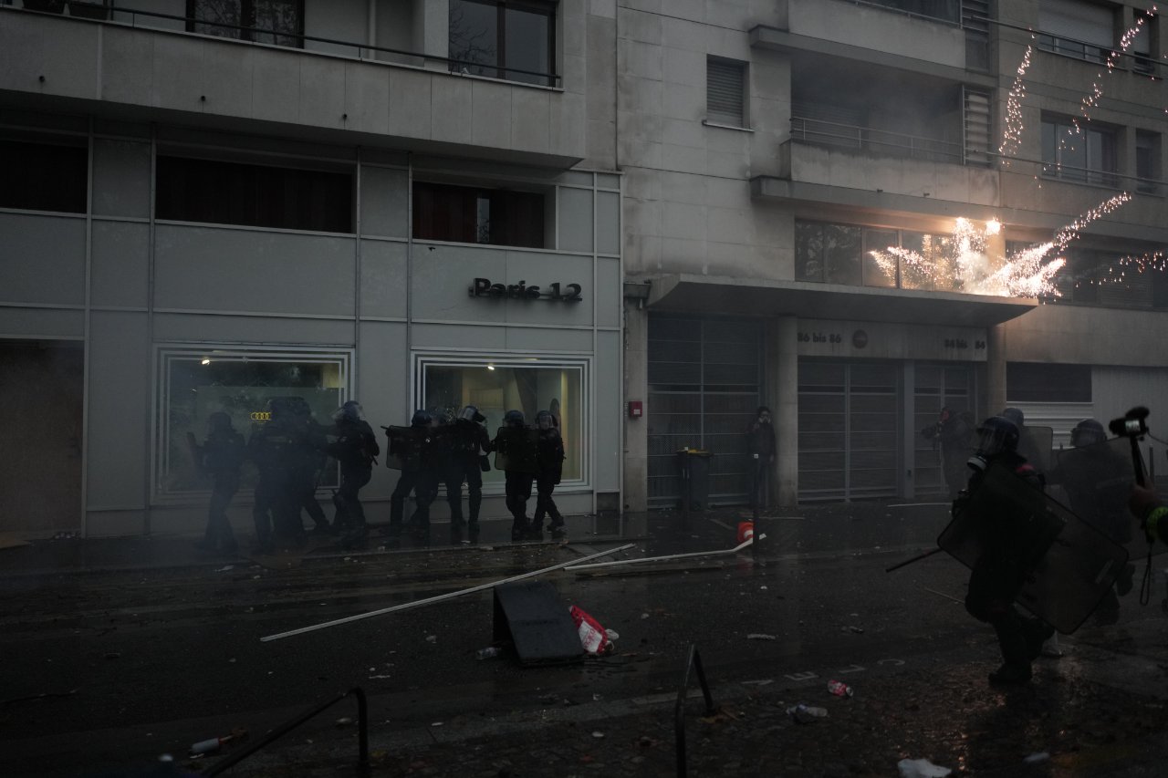 Paris’te maskeli grup otomobil bayisine saldırdı! Polis müdahalesi var...