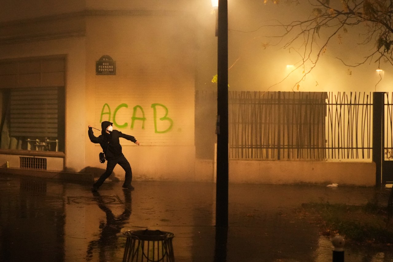Paris’te maskeli grup otomobil bayisine saldırdı! Polis müdahalesi var...