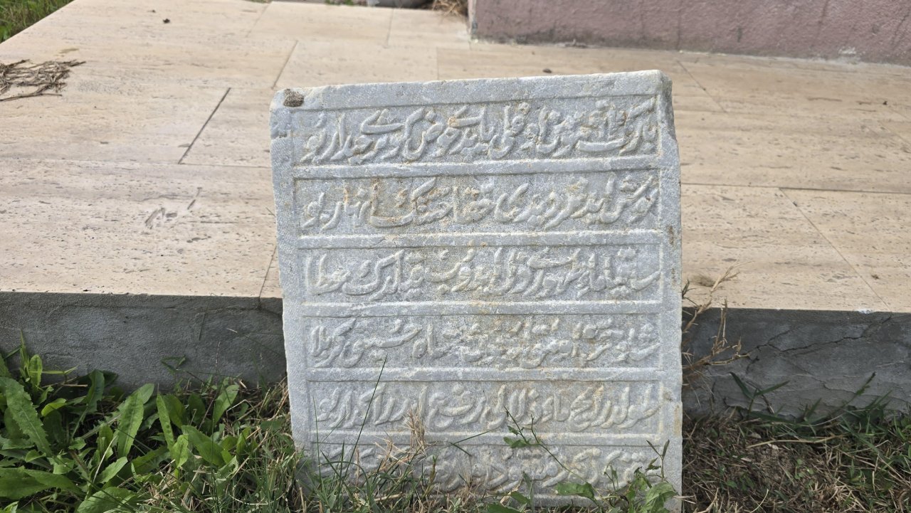Tarihi mezar taşında ilginç detay! Bağ arazisinden Edirne valisinin kızı çıktı
