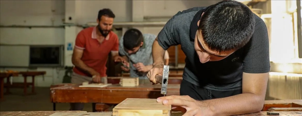 1.080 öğretmen sıfır atık için eğitilecek: Atık mobilyalar derse dönüşüyor