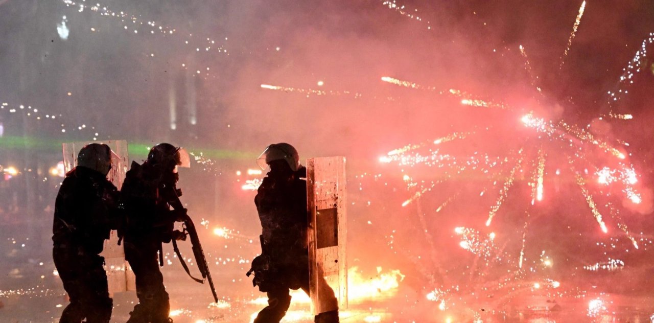 6 ülkede protesto fırtınası! Yastıkları ateşe verdiler, askerler sokağa indi