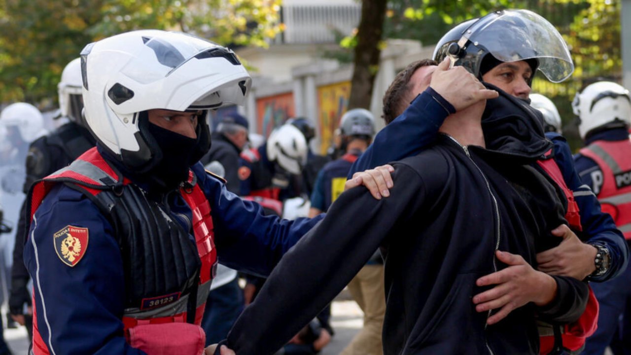 6 ülkede protesto fırtınası! Yastıkları ateşe verdiler, askerler sokağa indi