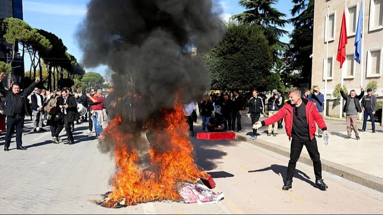 6 ülkede protesto fırtınası! Yastıkları ateşe verdiler, askerler sokağa indi