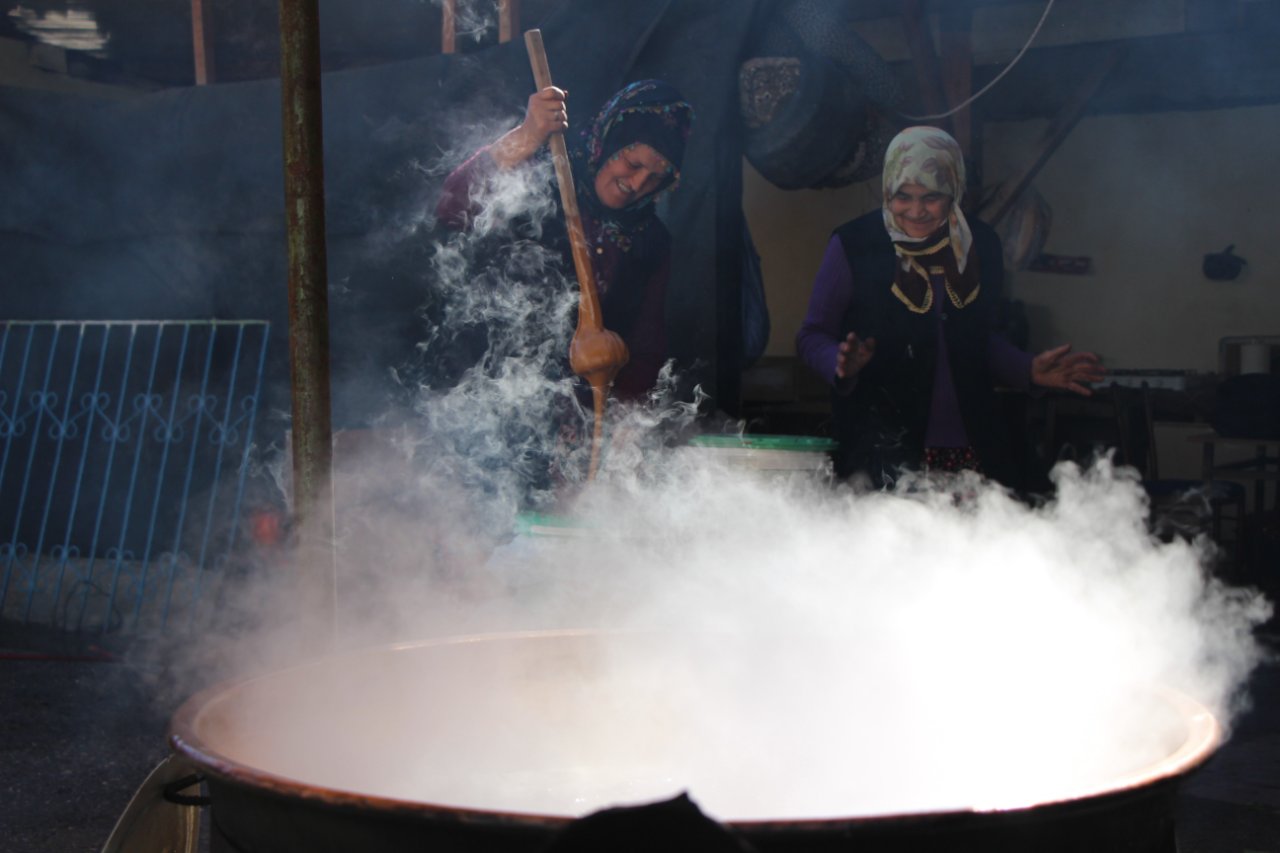 Amasya'da dağları deldiren pekmez mesaisi! Her evin önünde kazanlar kaynıyor