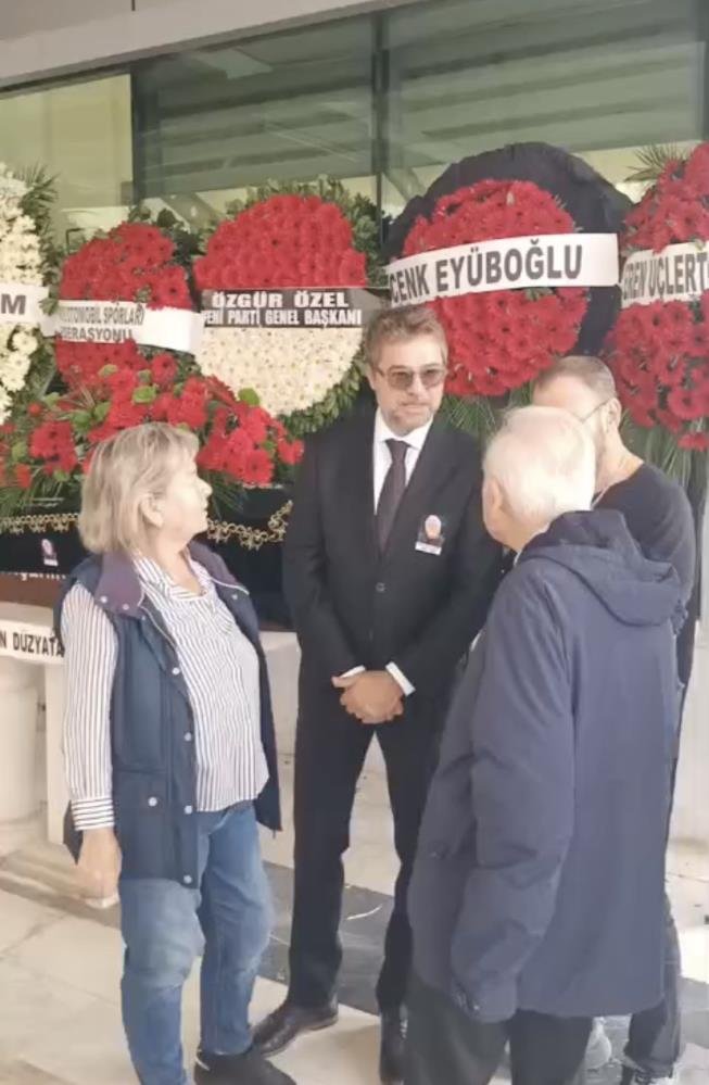 En acı görev! Engin Altan Düzyatan babasını toprağa verdi