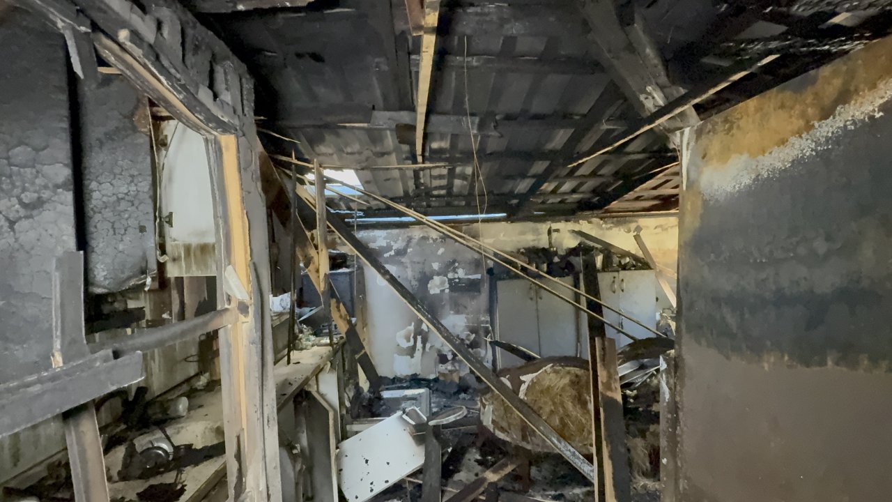 Felaketi yaşayan aile sokakta kaldı: Her şeyimiz gitti, mahvolduk
