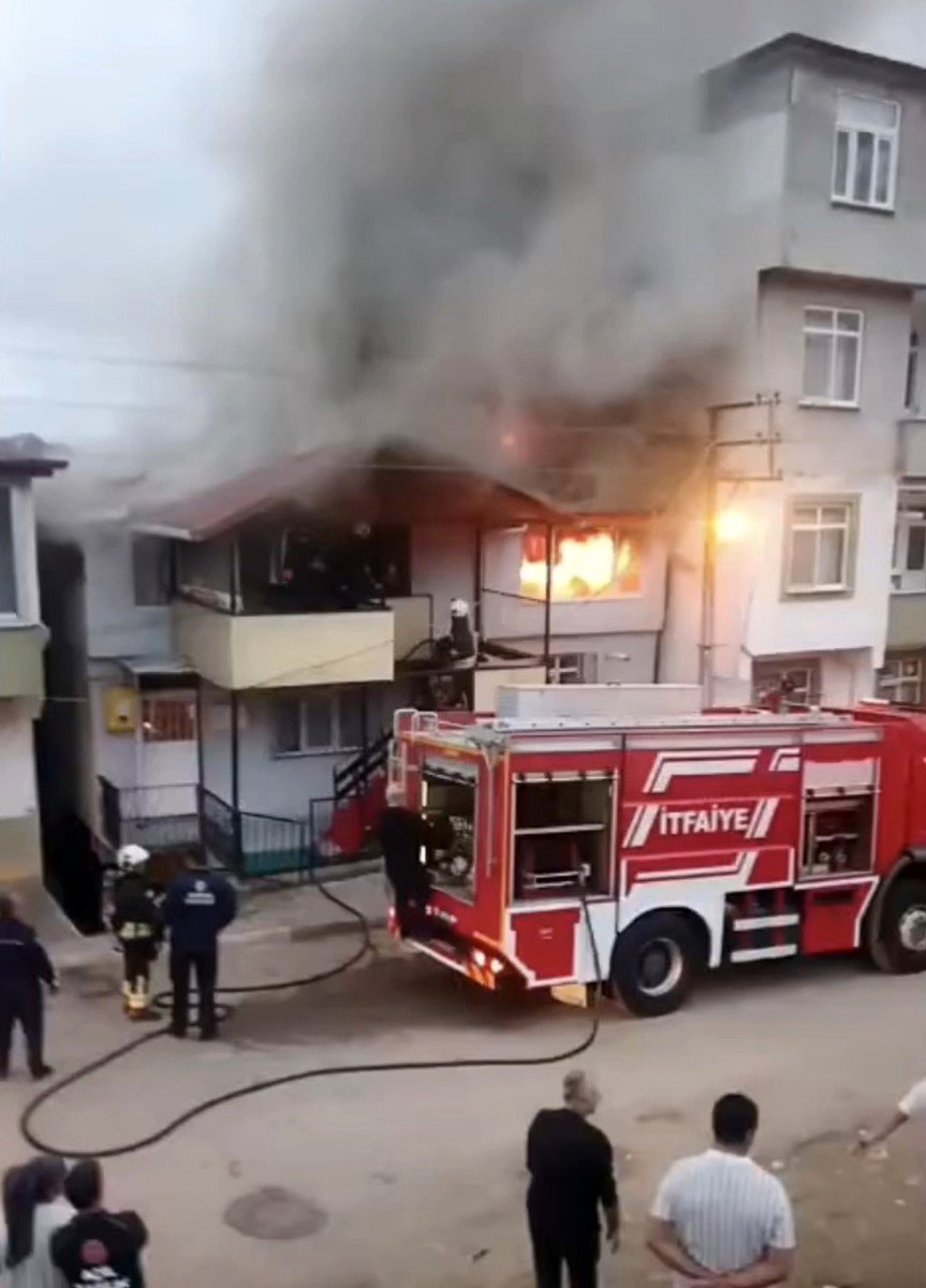 Felaketi yaşayan aile sokakta kaldı: Her şeyimiz gitti, mahvolduk