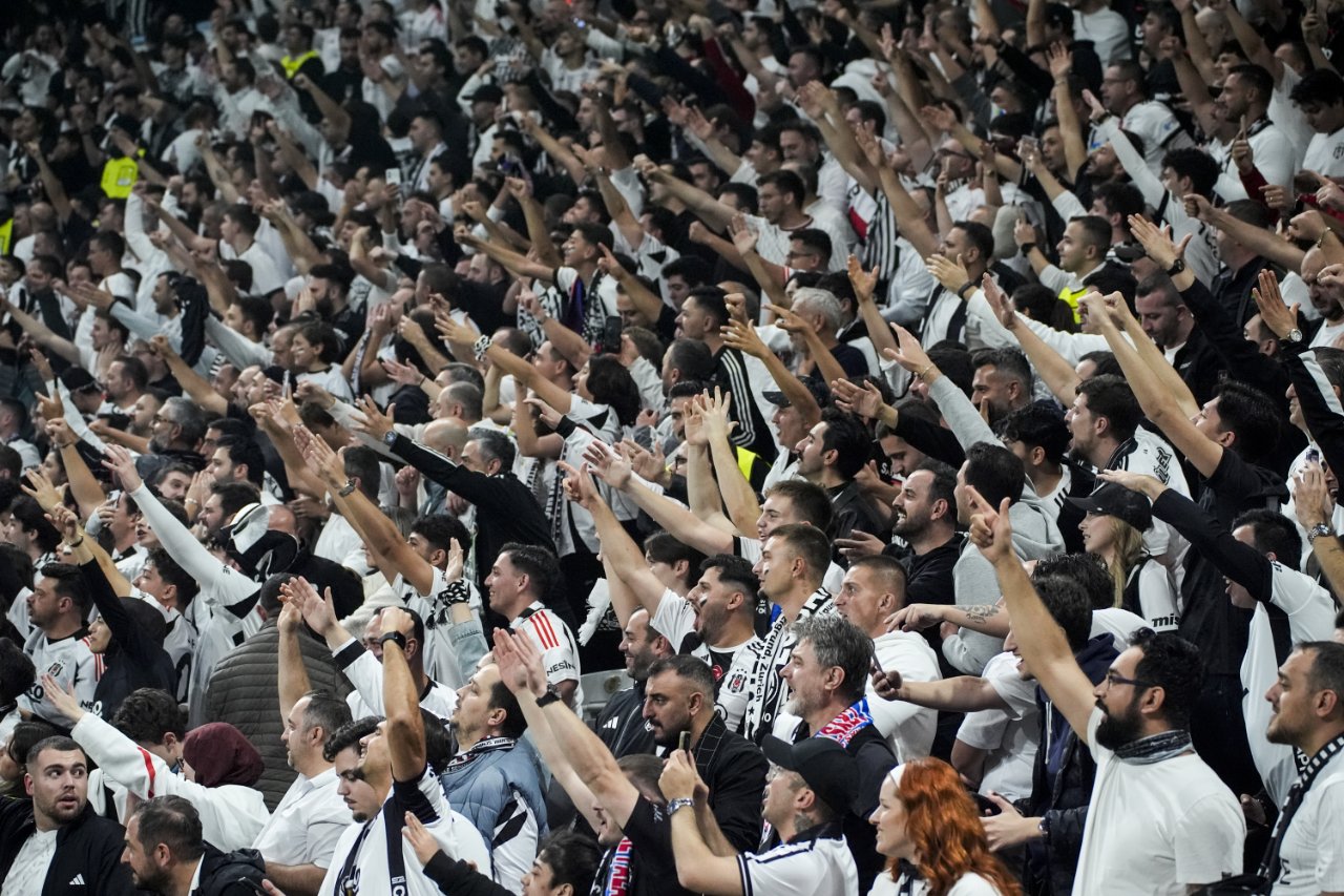 Hakemin düdüğünü duymamışlardı: İngilizler, Beşiktaş taraftarından övgüyle bahsettiler
