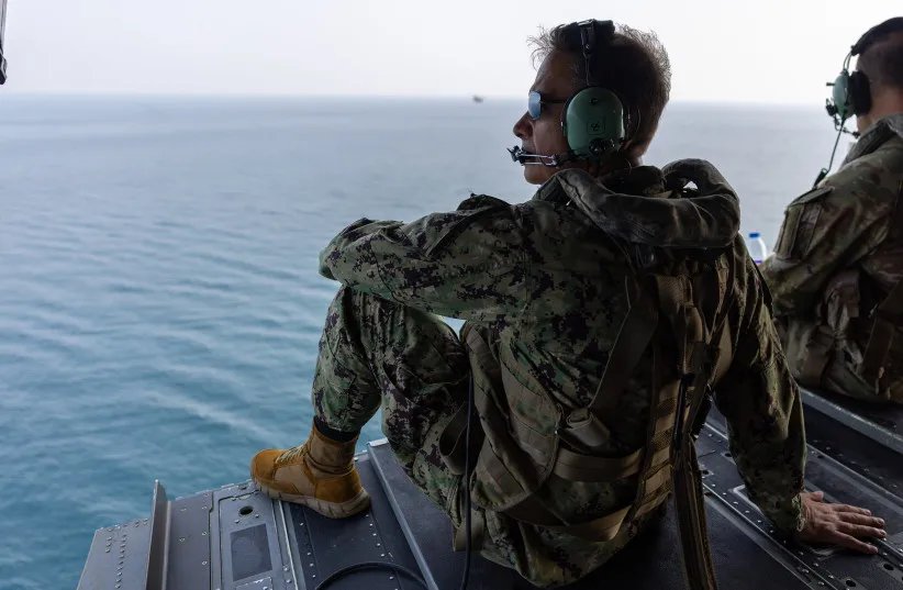 Hürmüz'de gövde gösterisi! CENTCOM Komutanı helikopterle geçti