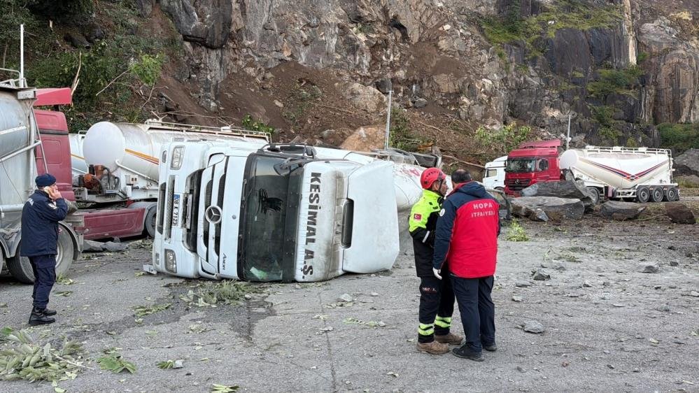 İşlek yolda dev kaya tehdidi! 30 kilometrelik hat tehlike saçıyor