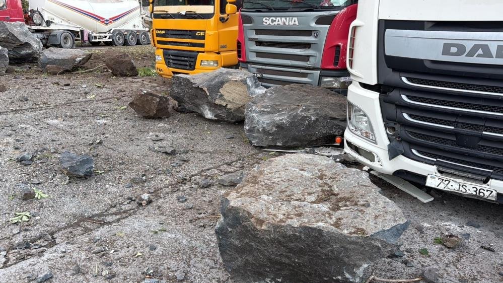 İşlek yolda dev kaya tehdidi! 30 kilometrelik hat tehlike saçıyor