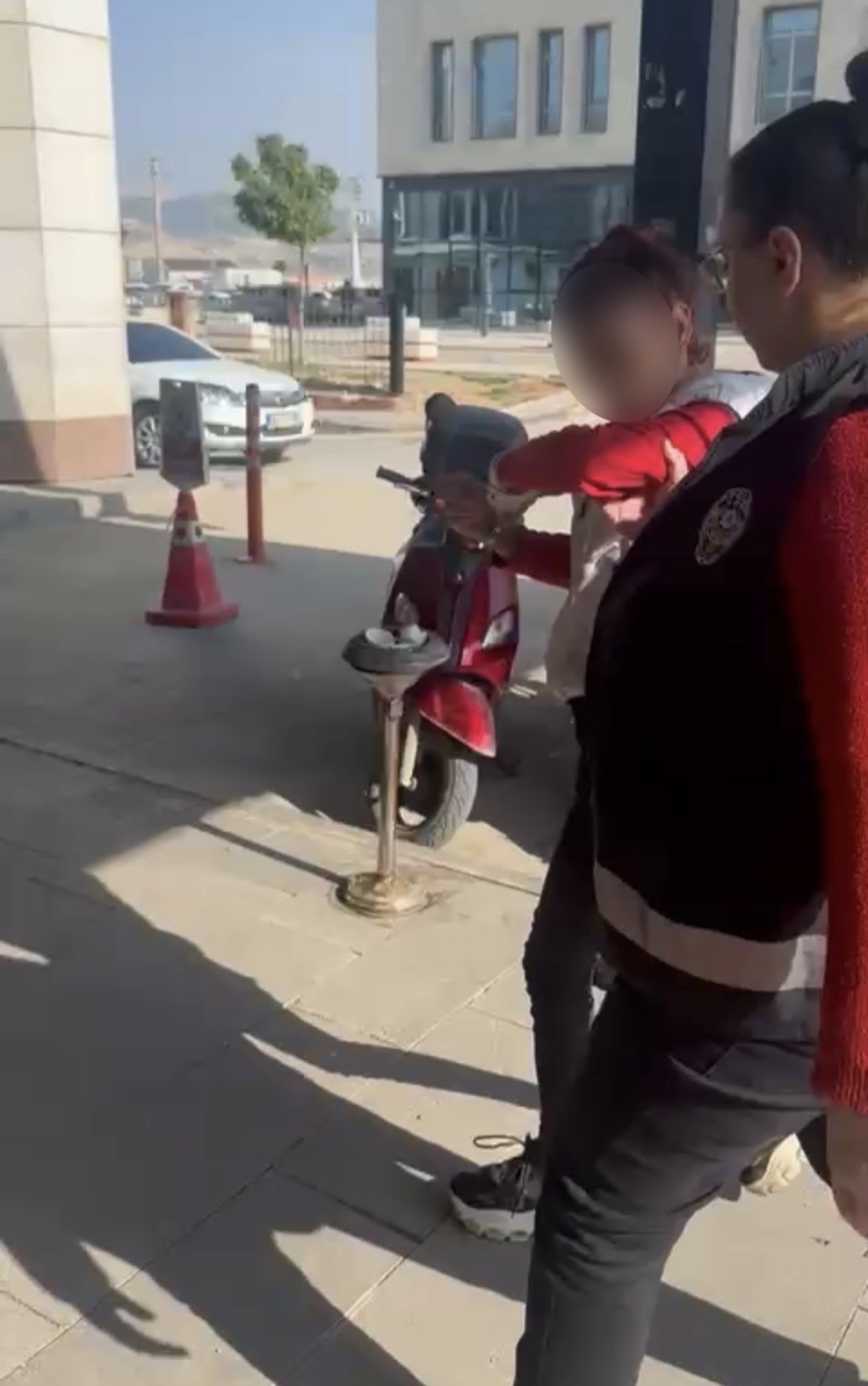 Kediye taşla saldıran kadın gözaltına alındı