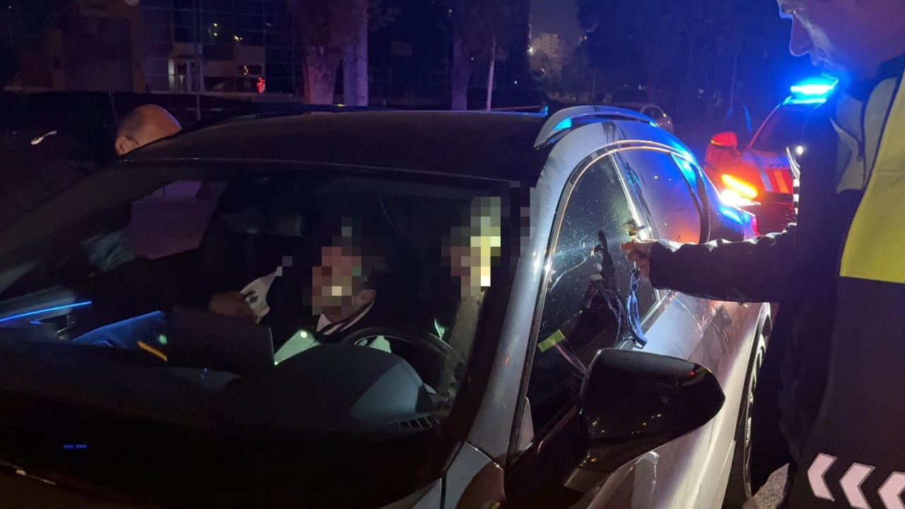 Kırmızı ışıkta uyuyakalan sürücüden pes dedirten sözler! Mesleğini söyleyip polisleri tehdit etti