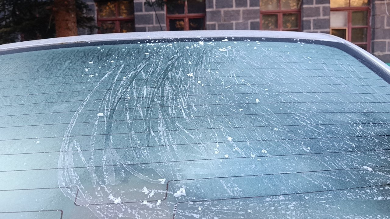 Termometreler eksi 6 derece! Araçların camı buz tuttu, her an kar yağabilir 