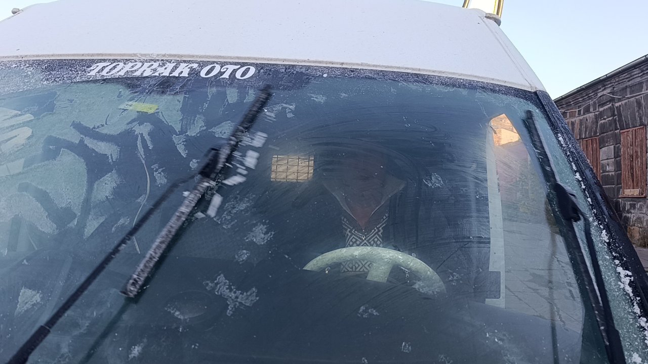 Termometreler eksi 6 derece! Araçların camı buz tuttu, her an kar yağabilir 