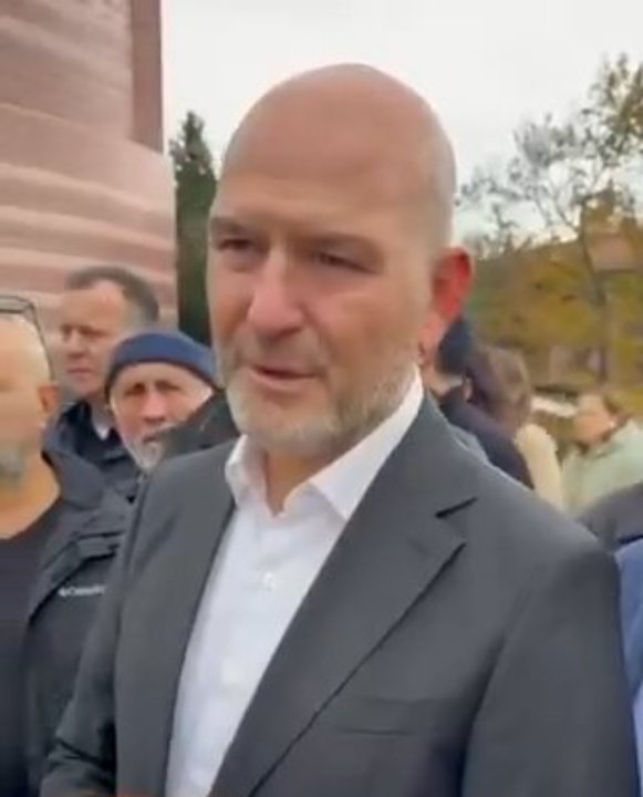 Ünlü şarkıcı Nev son yolculuğuna uğurlanıyor! Cenazeye Süleyman Soylu da katıldı