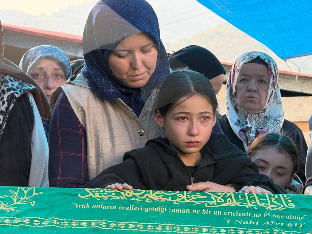 Grizu patlamasında hayatını kaybeden Recep Çolakoğlu'nun 3 çocuğu, babalarının tabutuna sarılarak gözyaşı döktü