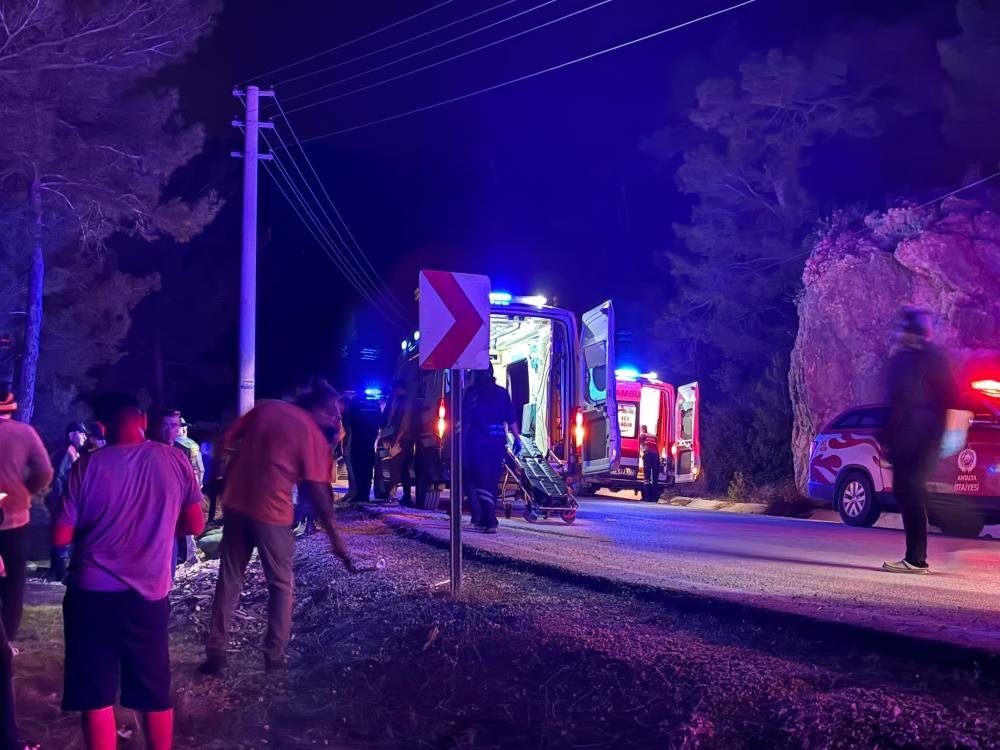 Antalya'da can pazarı! Dağcıları taşıyan minibüs devrildi, çok sayıda yaralı var