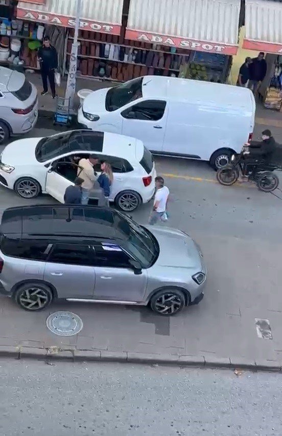 'Dövüş antrenörüyüm' dedi, yumruk attı! Trafiğin ortasında korku dolu anlar