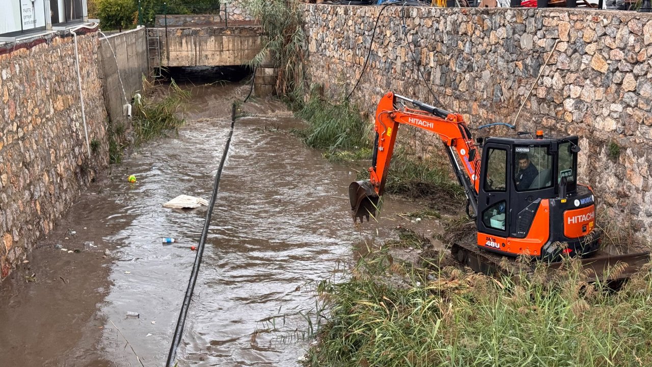 Etkisi yarın da sürecek! Dereler taştı, duvarlar yıkıldı, feribotlar iptal, Muğla’da yeni sağanak alarmı