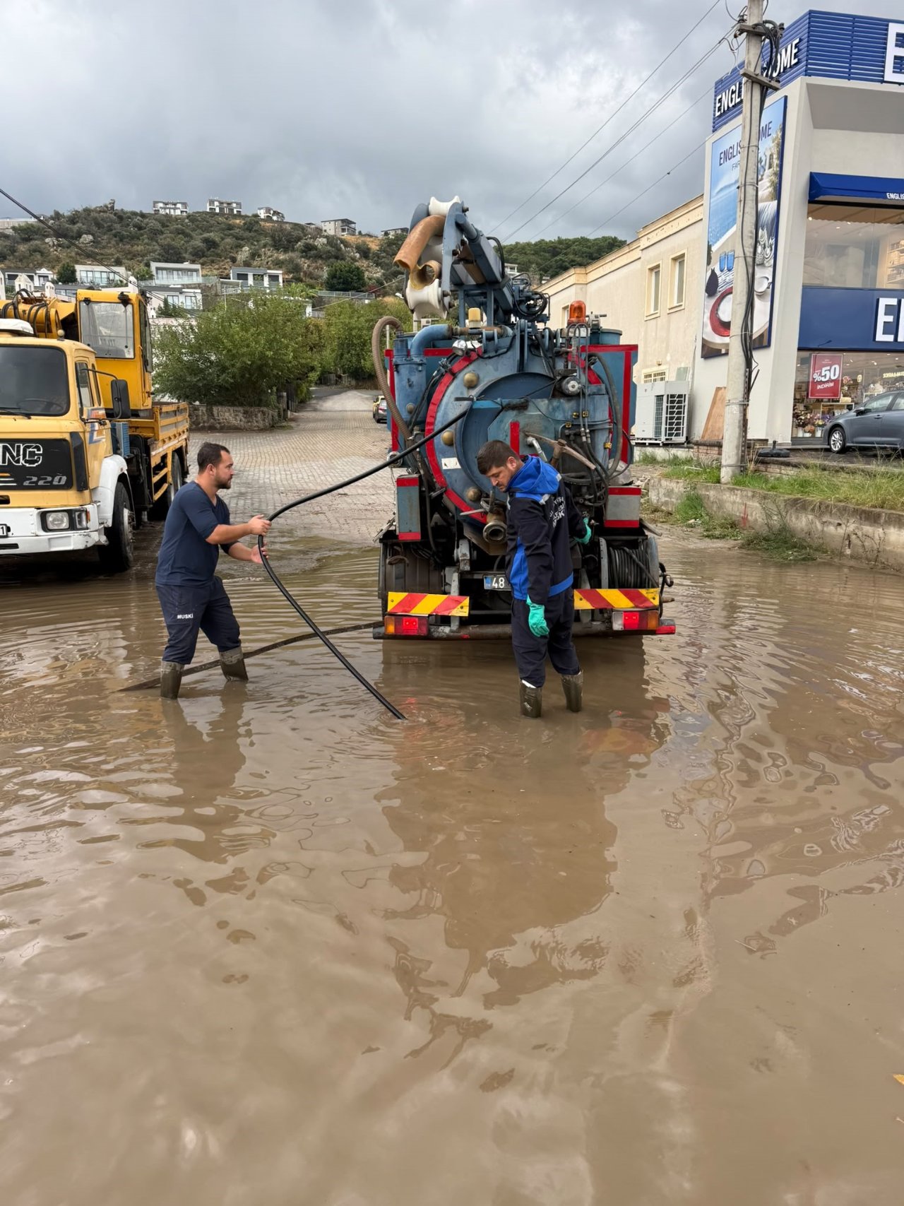 Etkisi yarın da sürecek! Dereler taştı, duvarlar yıkıldı, feribotlar iptal, Muğla’da yeni sağanak alarmı