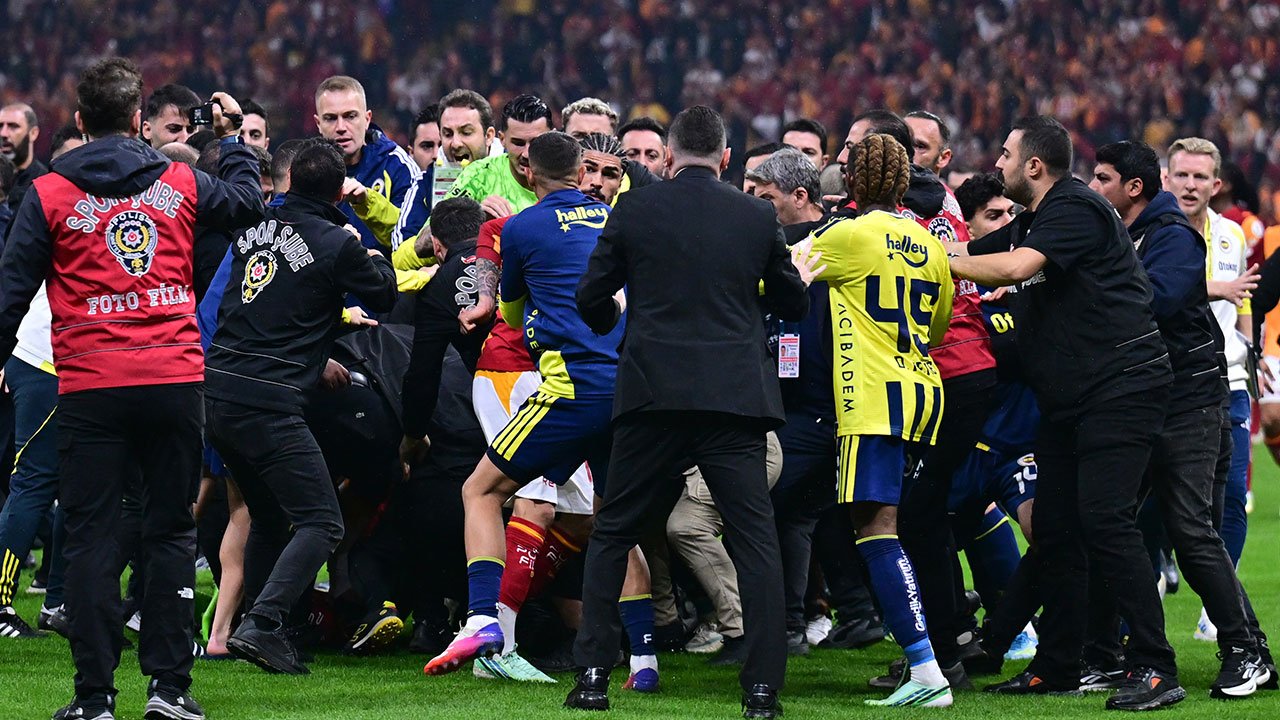 Galatasaray - Fenerbahçe derbisinin ardından kavga: Saha karıştı, iki kırmızı kart çıktı